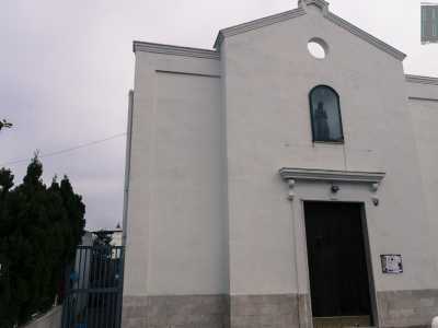 La piccola chiesetta del Sacro Cuore: � tutta bianca con un portoncino in legno e una nicchia nella quale � stata collocata una statua in bronzo del Sacro Cuore